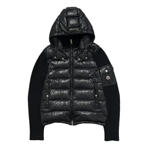 Moncler cardigan  - Snygg cardigan från Moncler. Inga defekter och äktenhetsbevis finns.