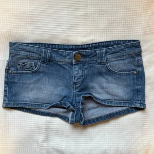 Blå jeansshorts - Jättefina jeansshorts med en cool detalj på knappen💙 Midjemått: 40 cm