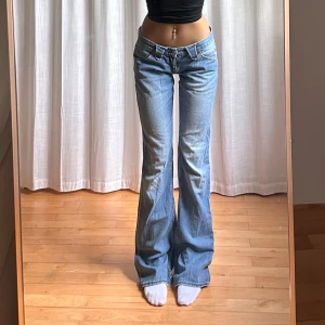 Lågmidjade bootcut jeans - Vintage från Herrlicher💓midja 38 innerben 85 jae 165