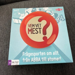 Vem vet mest? Frågesporten om allt från ABBA till atomer! - Roligt frågespel baserat på SVT:s populära quizprogram. Spelet innehåller frågor om allt från musik och kändisar till vetenskap och historia. Perfekt för spelkvällar med vänner eller familj. 
