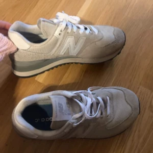 Beige New Balance sneakers - Säljer ett par  beigea New Balance sneakers, väldigt litet använda☺️
