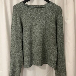 Stickad tröja - Mysig grå stickad tröja från Vero Moda. Tröjan har rund halsringning och långa ärmar, perfekt för kyligare dagar. Enkel och stilren design som passar till det mesta.