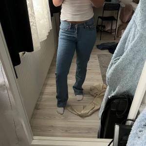 Blå raka jeans - Säljer ett icon jeansen från lager med rak passform och normal midja. Jeansen har fem fickor och stängs med knapp. Perfekta till vardags och lätta att matcha med olika toppar.