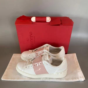 Valentino Open (Helt Nya) - Hej! Säljer nu dessa väldigt fina Valentino garavani skor som bara är använda cirka 5ggr, dom är självklart äkta, allt og tillkommer: Box, dustbag, äkthetskort, extrasnören, skriv för frågor, snabbt köp kan gå ner i pris!