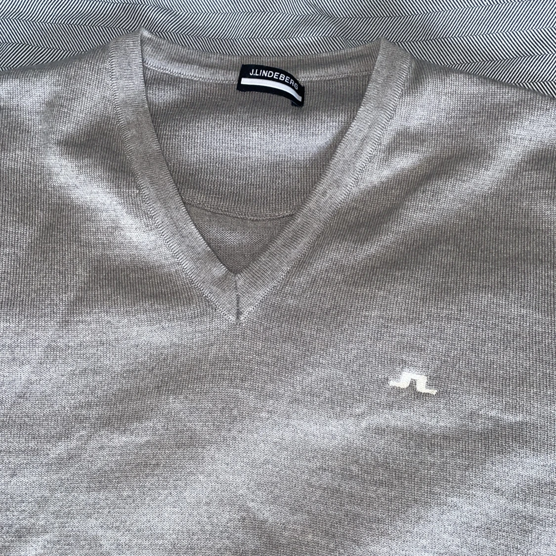 Ljusgrå v-ringad tröja från J.Lindeberg - 1