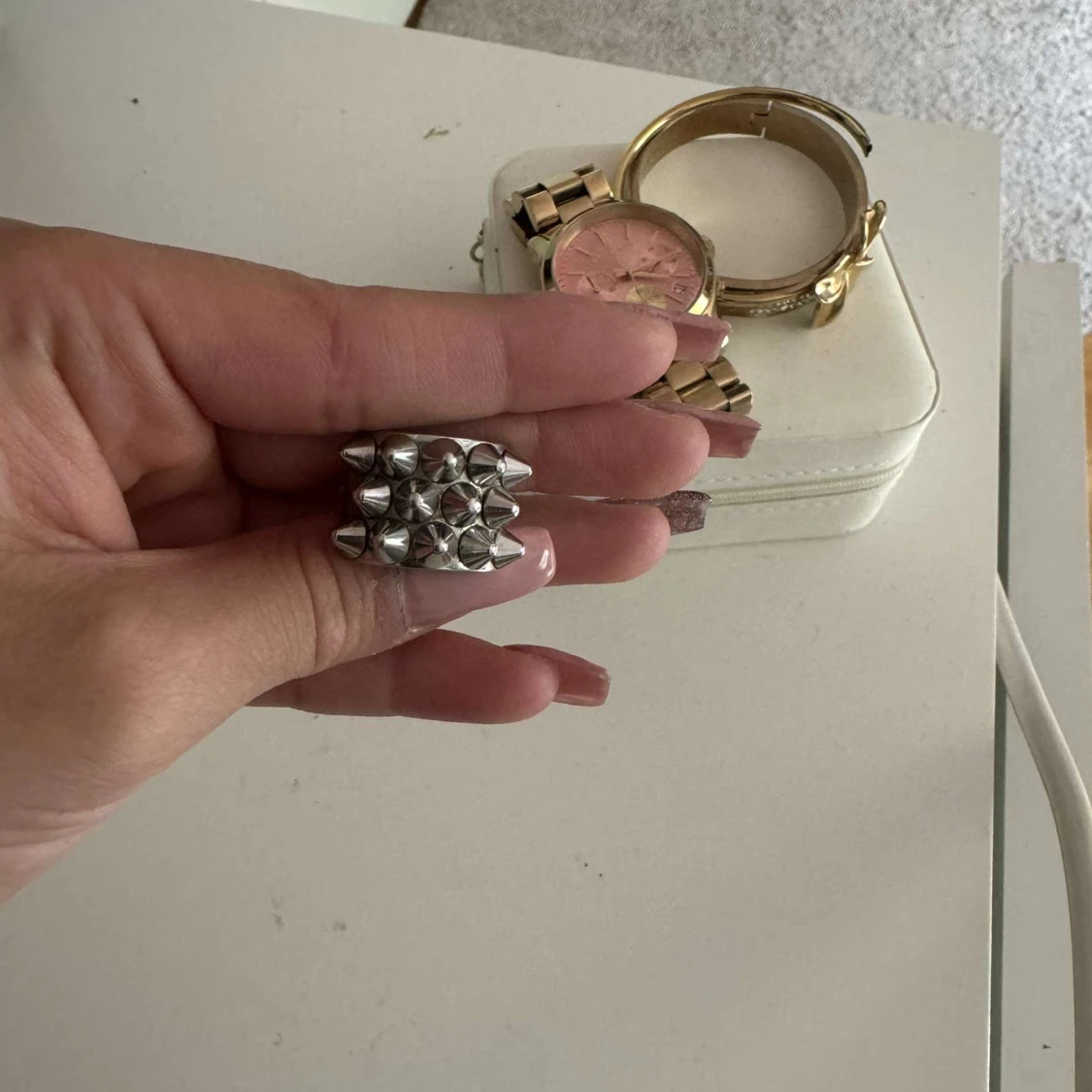 Silvrig ring med nitar - 2