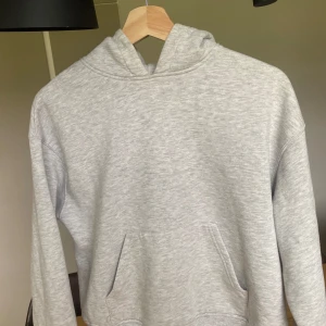 Ljusgrå hoodie från Gina, den är för liten på mig så jag kunde inte ha på den🩶🤍 - Säljer en enkel och stilren ljusgrå hoodie med magficka och huva. Perfekt för en avslappnad look. Tröjan har långa ärmar och är gjord i mjukt mat