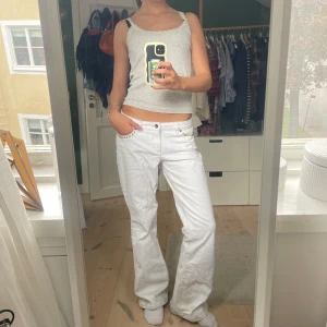 Vita bootcut jeans med nitar - Säljer ett par vita bootcut jeans med snygga nitar längs fickorna och dekorativa detaljer på bakfickorna. Från Esprit, storlek 38 skulle jag säga.