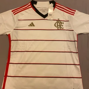 Brasilianska Flamengo fotbollströja  - Perfekt för dig som älskar brasiliansk fotboll! HELT NYA! Ta en titt på min profil för mer tröjor 