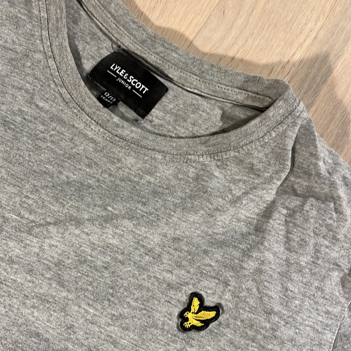 Grå t-shirt från Lyle & Scott Junior - 2