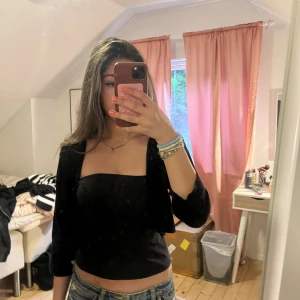 Bolero - Fin bolero från Lindex i jätte skönt material och inga defekter. Storlek M men passar lika bra som Xs-S. Säljs inte i butik 