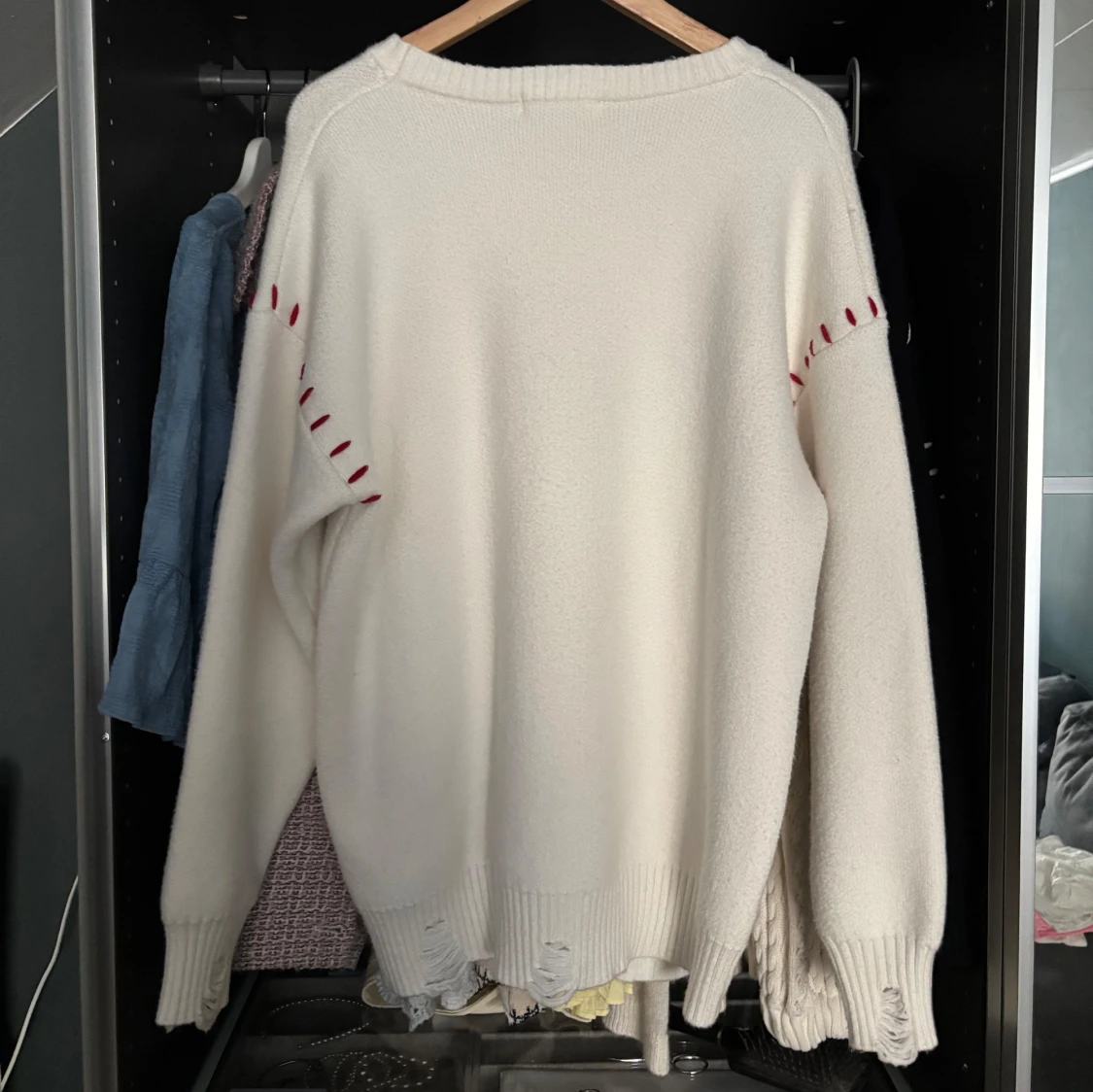 Vit stickad tröja med röd text från MacyMccoy - 2