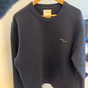Mörkblå sweatshirt från Elvine - Säljer en stilren mörkblå sweatshirt från Elvine med rund halsringning och diskret logga på bröstet. NYPRIS - 1399kr. Lappen är kvar 