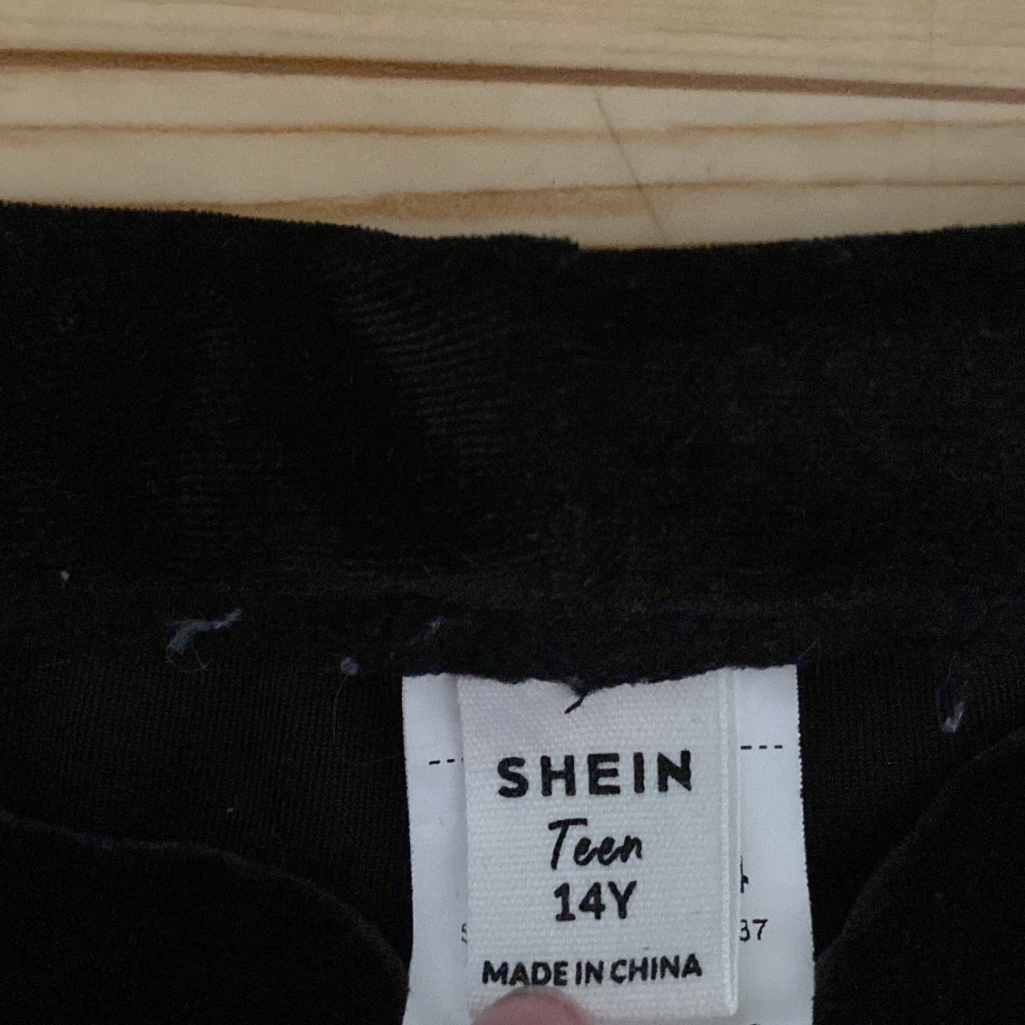 Svarta velourbyxor med strass-stjärna från SHEIN - 1