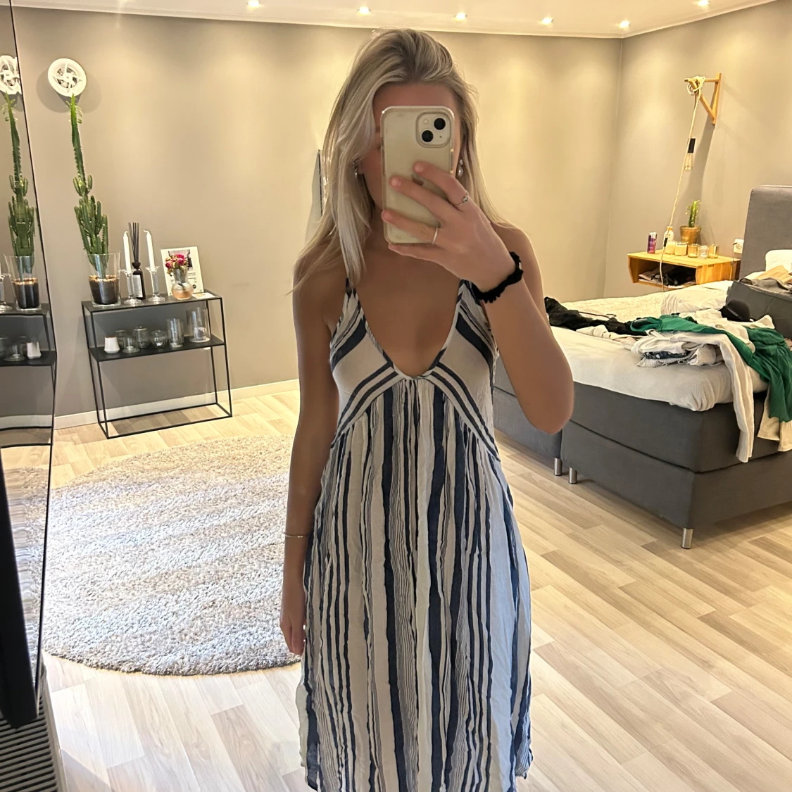 Randig sommarklänning med djup v-ringning