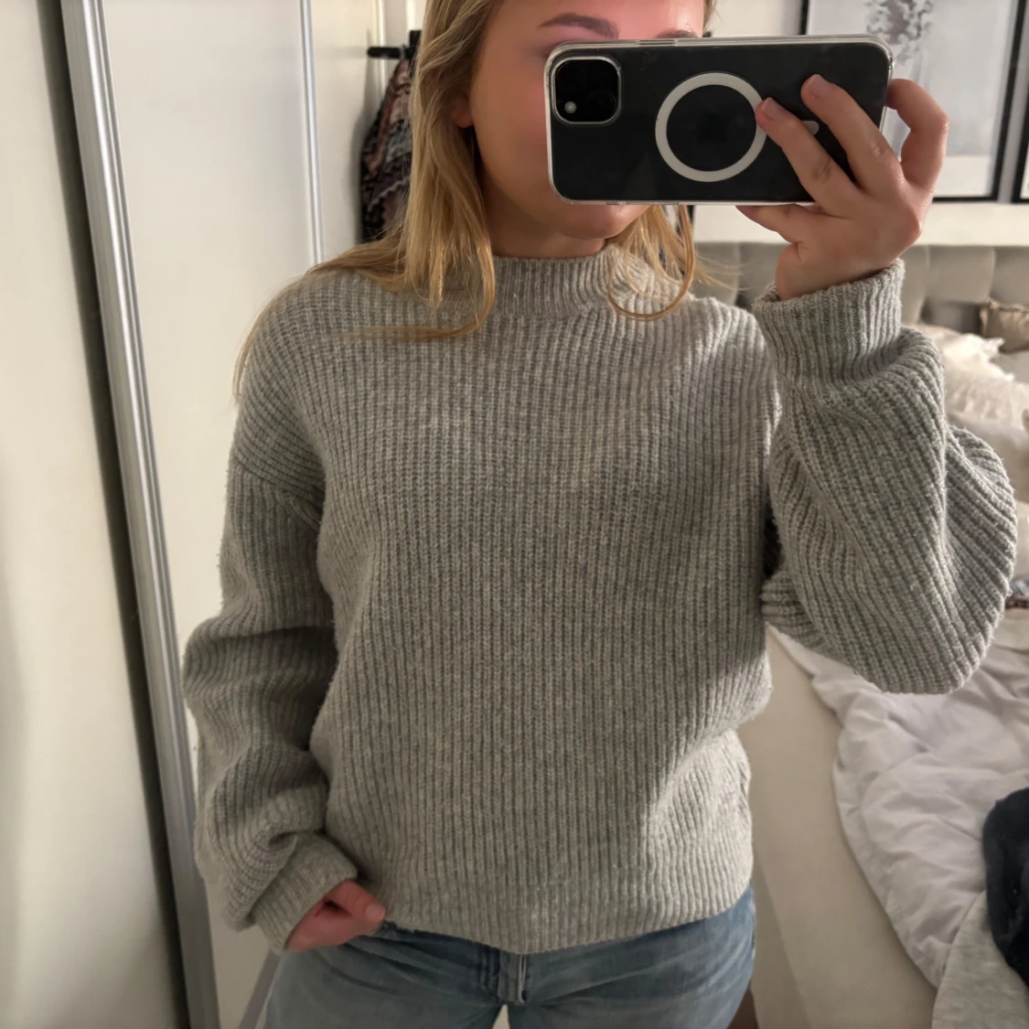 Grå stickad tröja