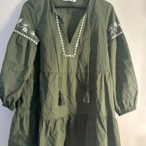 Klänning  - Superfin klänning från zara jag har tyvärr inte hunnit andvända den så mycket men den är superfin❤️ tror den e köpt för 450-550🩷