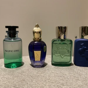 Färdigt paket med Samples/doftprover av dyra sommarparfymer  - Paketet innehåller ett 1ml sample av följande parfymer: Louis Vuitton Pacific Chill, Xerjoff Torino 21, Parfums de Marly Greenley och Parfums de Marly Percival. Alla parfymer är riktigt bra och lyxiga sommardoftar. Totalt 4 ml parfym i 4 olika små flaskor. Det är fritt fram att skriva till oss om ni har några frågor.