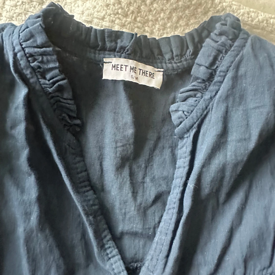 Mörkblå blus med volang från Meet Me There - 1