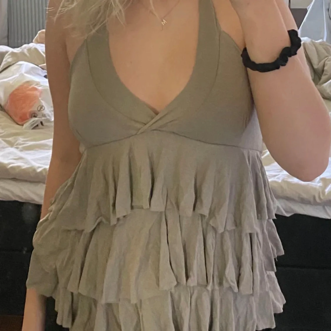 Beige volangtop med djup ringning