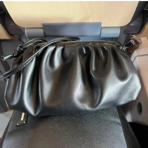 Dumpning bag - Aäkjer en super fin svart dumpling bag, den är köpt i Thailand och använd ca 1-2 gånger. Inga defekter eller skador förekommer🩷