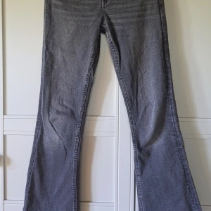 Bootcut jeans  - Grå bootcut jeans från gina i storlek 152💞 Bra skick skulle jag säga! Mått - midja: 33cm (justerbar), innerbenslängd: 68cm 