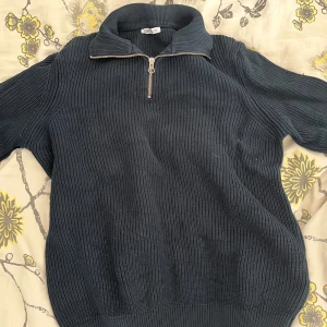 Mörkblå stickad tröja med dragkedja från Zara - I mycket bra skick
