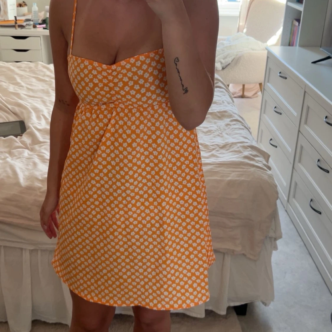 Orange blommig kortklänning med smala axelband - 1