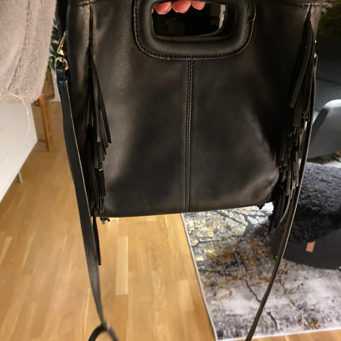 Svart axelväska med fransar och nitar - 2