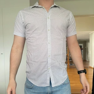 Mönstrad skjorta - Mönstrad skjorta i strl S/38 från Jack & Jones Premium. Använd några gånger, fint skick.