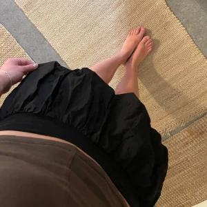 Svart puffig minikjol - Säljer en svart minikjol i puffmodell från bik bok i storlek S