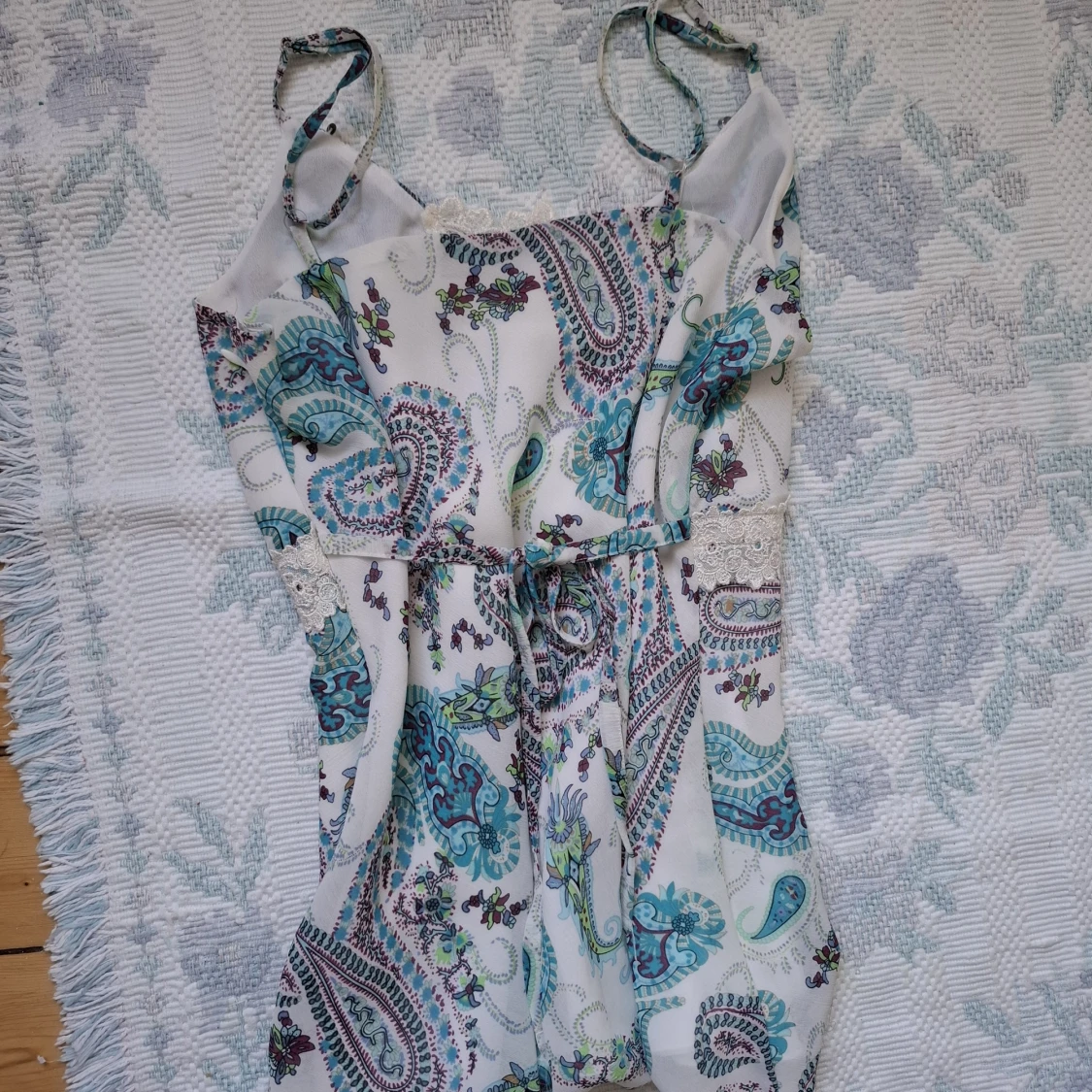 Mönstrad sommarklänning med spetsdetalj - 1