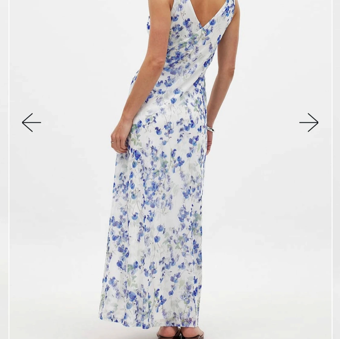 Vit långklänning med blåblommigt mönster - 1