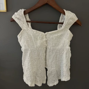 Söt sommartopp från Gina Tricot - Gullig topp från Gina tricot! Använd någon enstaka gång. Säljs inte längre!! Skriv för fler bilder.