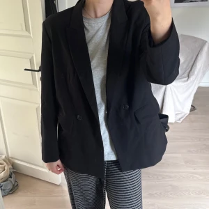 Svart kavaj - Svart kavaj från Zara i storlek M men sitter toppen på mig som brukar använda S 💕 Kavajen är tjockare i matrealet och passformen är super fin, samt att den är i mycket bra skick 😊Använd gärna köp nu! 