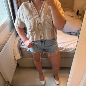 💝Kort linneskjorta från Zara - Säljer en söt linneskjorta från Zara som är jättesnygg att ha till ett par jeansshorts i sommar💓💘