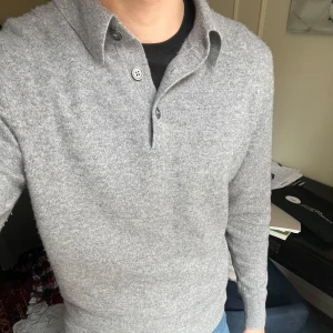 100% kashmir tröja från Lawrence Grey - 100% kashmir tröja från Lawrence Grey. 8/10 skick utöver ett hål i enda armhålan. Skriv för fler bilder eller frågor