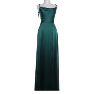 Grön balklänning i satin med smala axelband - Elegant grön långklänning i glansigt satinmaterial. Säljer då den inte passar mig 