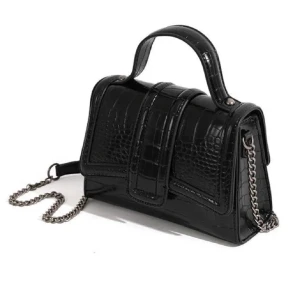 Svart handväska med kedja - Ny pris 349 kr🥰 Säljer en svart handväska i croco-mönstrad syntet med både handtag och axelrem i silverfärgad kedja. Väskan har ett stilrent och trendigt utseende med lockstängning och passar perfekt till att lyfta din outfit.