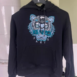 Kenzo Hoodie  - Riktigt fet Kenzo Hoodie i storlek M. Skick 8/10!