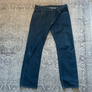 Levi's 501 blå jeans W36 L34 - Klassiska blå Levi's 501 jeans med raka ben och femficksdesign. Jeansen har normal passform och är tillverkade i slitstarkt denim. Använt fåtal gånger men nyskick!