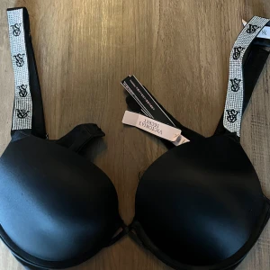  Victoria's Secret bh  - Super snygg svart push-up bh från Victoria's Secret, Äkta, helt ny och oanvänd , fick som present av min faster i Canada, men tyvärr fel storlek så jag säljer. Storlek är 32c som motsvarar 70c i europeisk mått. Pris pågrund av att den är äkta och helt oanvänd med lapp. Den har små kudar insydda fram så att brösten får en lite större effekt. Skulle säga passat 70b och 70c