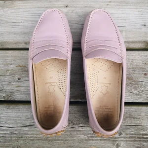 Loafers ljuslila från Ecco  - Ljuslila loafers från Ecco i skinn. Storlek 38. 