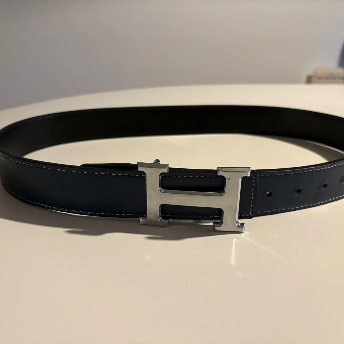 Svart skärp med silverfärgat H-spänne  - 2