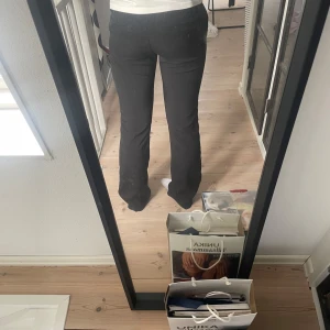 Svarta kostymbyxor bikbok - Säljer ett par svarta kostymbyxor med bootcut passform. Byxorna har normal passning och klassisk look, perfekta till många olika outfits. De är utan synliga detaljer och har en stilren design.