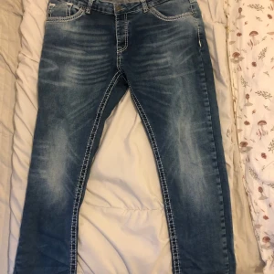 Blå jeansbyxor från Amaci & Sons - Jeans från amaci sons med tydliga vita styng priset kan diskuteras 