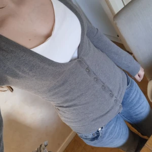 Grå Espirit kofta   - Enkel och söt espirit kofta. Står att det är storlek L len passar mig som har s/xs. Vid frågor eller mer bilder skriv bara till, kan tänka mig gå ner lite i priset 💕
