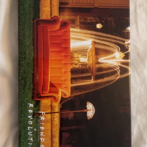 Friends x Revolution Forever Flawless ögonskuggspalett - Säljer en Friends x Revolution Forever Flawless ögonskuggspalett med 18 nyanser i varma och neutrala toner.  Friends X Revolution makeup palett  Den har swatchats (rört de med fingrarna och dragit på armen för att se hur pingmenterade de är) men inte använd. Alla skuggorna är i takt och den har desinficerats med en speciell makeup spray.  Från den riktiga kollektionen som släpptes för några år sen.  200kr  