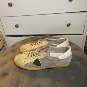 Philippe model skor - Säljer ett par Philippe model skor i ganska bra skick säljer dom för 1000 kr då jag tröttnat lite på dom,nypris ligger på 3499.