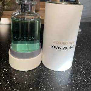 Imagination parfym från Louis Vuitton - Exklusiv parfym från Louis Vuitton har sprayat den ungefär 5 gånger men insåg jag har en extremt liknande parfym så valde att sälja denna och skulle säga att den lutar mer mot det manliga hållet än kvinnliga